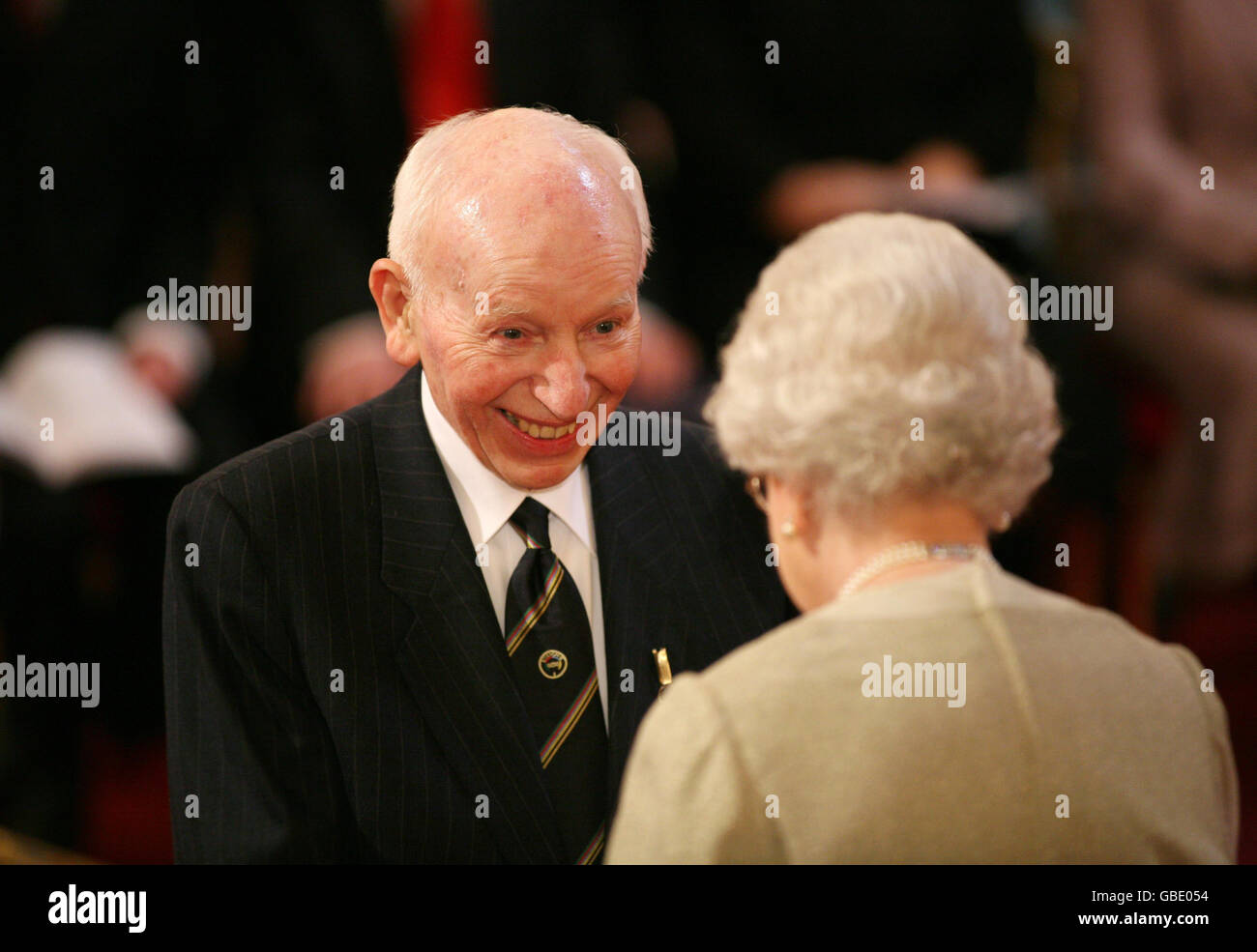 John Surtees reçoit un OBE de la reine Elizabeth II de Grande-Bretagne à Buckingham Palace, Londres. Banque D'Images