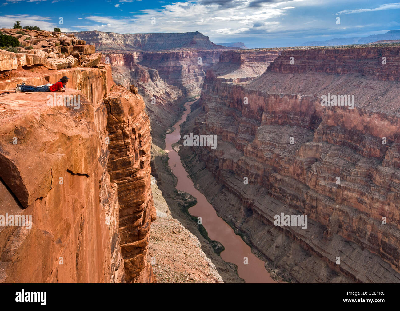 Deux jeunes hommes à la recherche de Grand Canyon de Toroweap Point à North Rim, 1000 mètres au-dessus du fleuve Colorado, Arizona, USA Banque D'Images