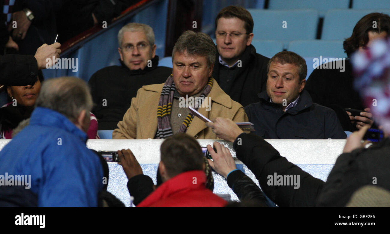 **** le nouvel entraîneur-chef temporaire de Chelsea Guus Hiddink (à gauche) avec Le propriétaire du club, Roman Abramovich, signe des autographes dans le stand Banque D'Images