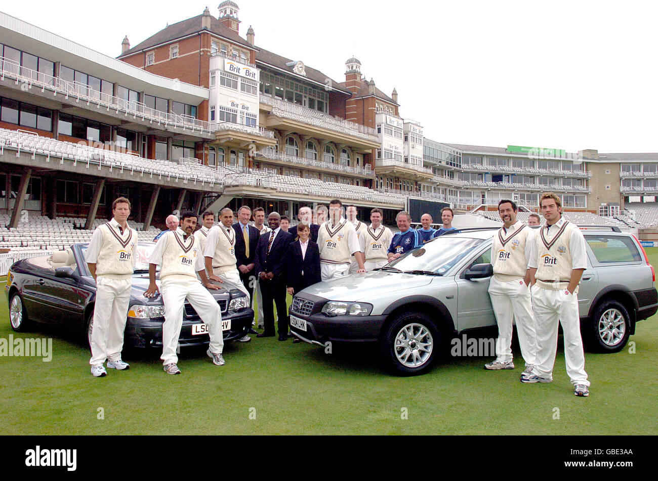 Cricket - Surrey CCC Photocall.Les joueurs de Surrey posent avec les voitures Volvo Banque D'Images