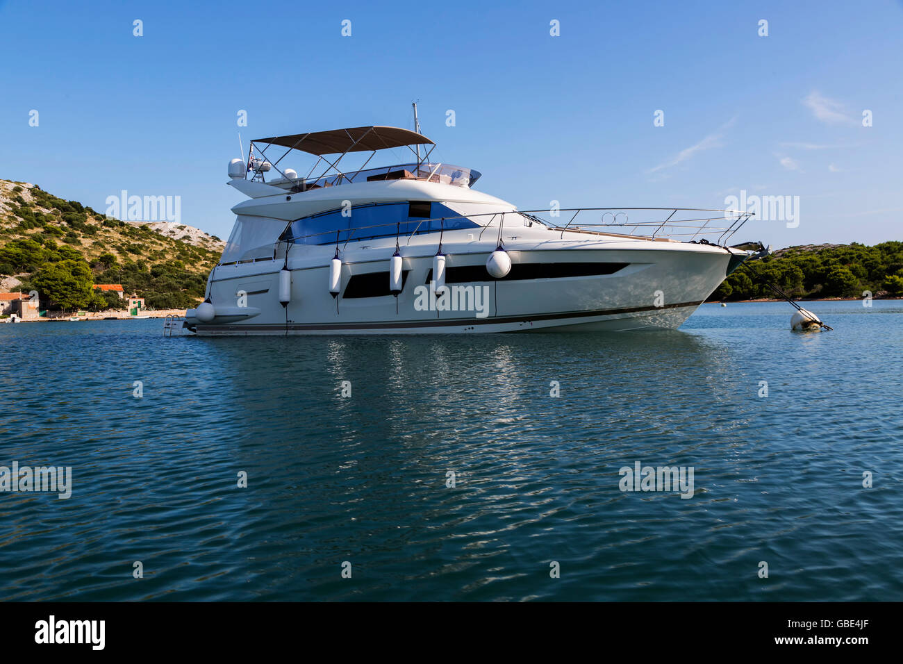 Yacht de luxe dans la mer autour de l'île sur un fond du ciel avec nuages, Croatie Banque D'Images