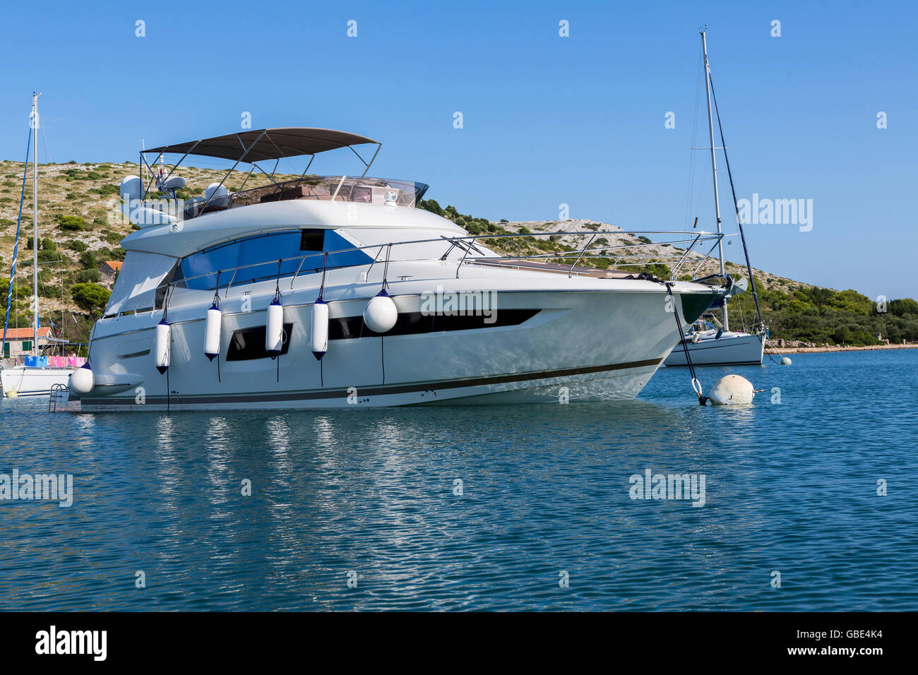 Yacht de luxe dans la mer autour de l'île sur un fond du ciel avec nuages, Croatie Banque D'Images