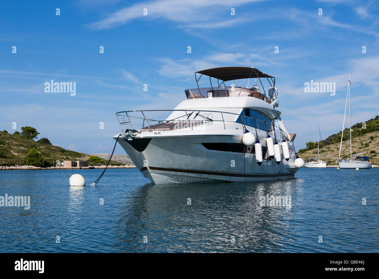 Yacht de luxe dans la mer autour de l'île sur un fond du ciel avec nuages, Croatie Banque D'Images