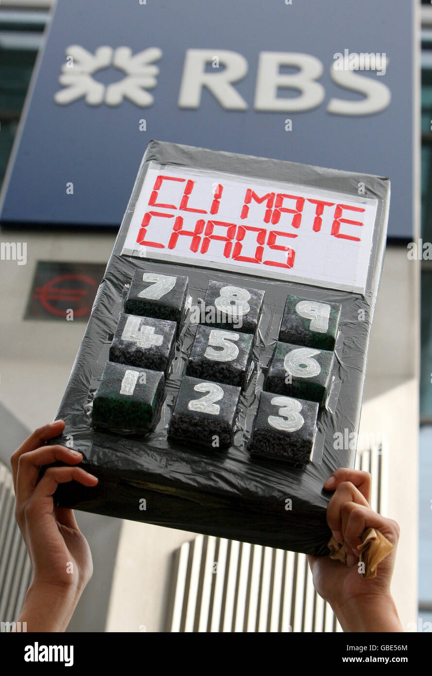 Des membres du groupe People and Planet protestent devant les bureaux de la Royal Bank of Scotland, à Bishopsgate, dans la ville de Londres, contre les investissements de RBS dans des projets de combustibles fossiles. Banque D'Images