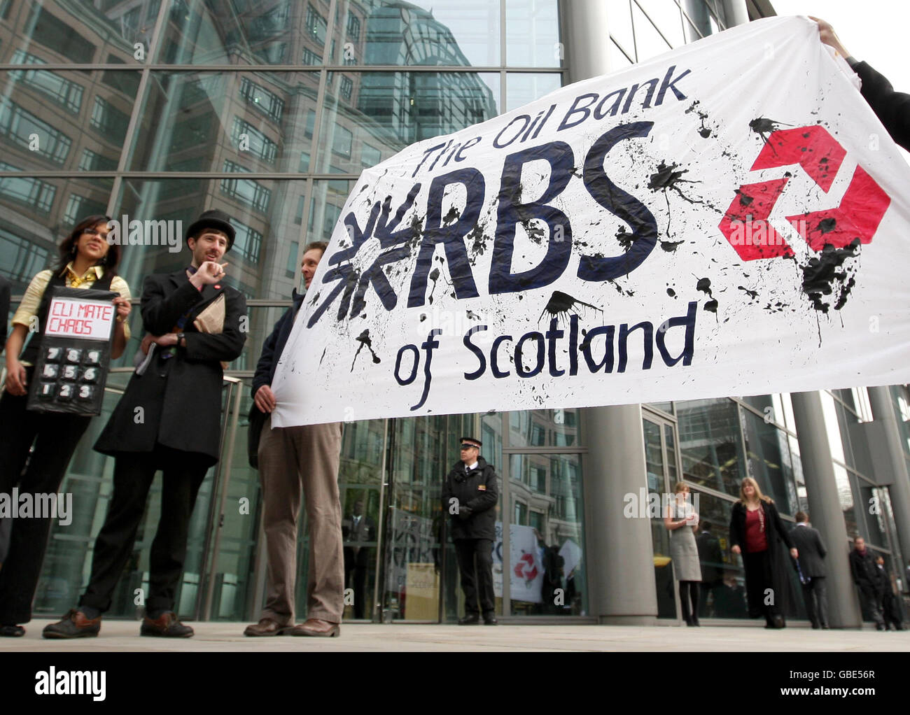 Des membres du groupe People and Planet protestent devant les bureaux de la Royal Bank of Scotland, à Bishopsgate, dans la ville de Londres, contre les investissements de RBS dans des projets de combustibles fossiles. Banque D'Images