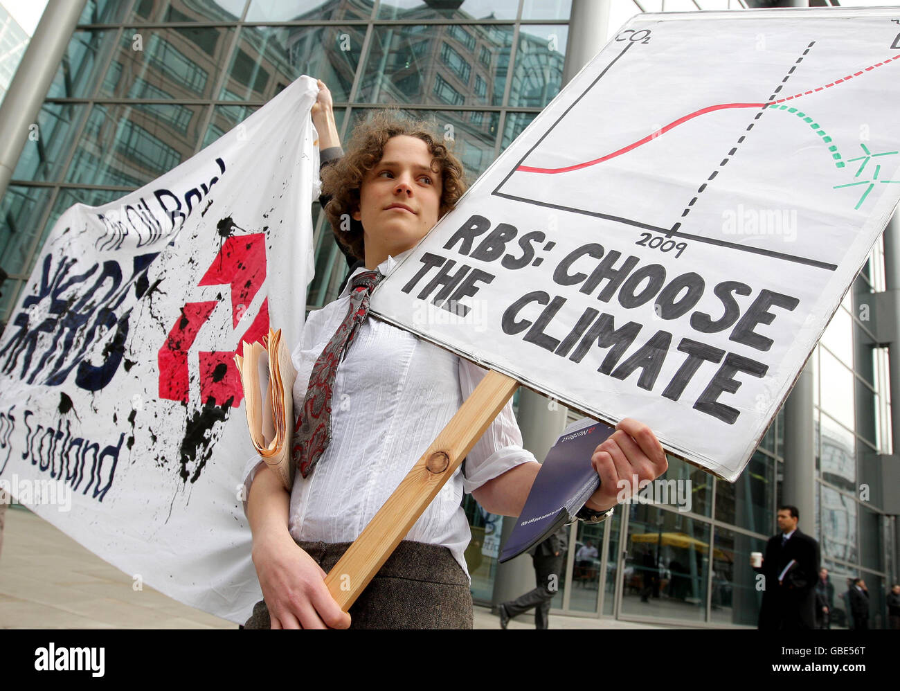 Des membres du groupe People and Planet protestent devant les bureaux de la Royal Bank of Scotland, à Bishopsgate, dans la ville de Londres, contre les investissements de RBS dans des projets de combustibles fossiles. Banque D'Images