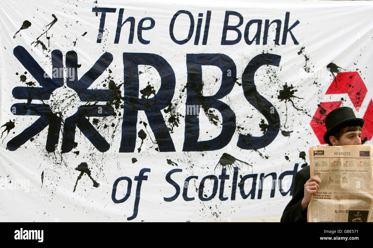 Des membres du groupe People and Planet protestent devant les bureaux de la Royal Bank of Scotland, à Bishopsgate, dans la ville de Londres, contre les investissements de RBS dans des projets de combustibles fossiles. Banque D'Images