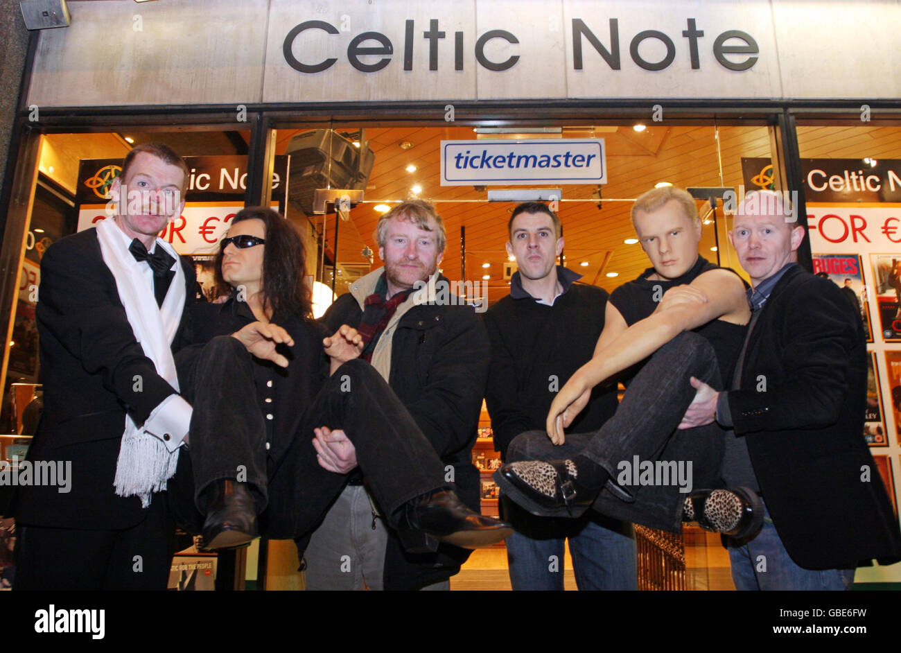 Fans de U2 (G-D) Vincent Kearn, Martin Shanahan, Colm O'Siochain et Donal Cassidy de Celtic Note tiennent des cire de Bono et Larry à l'extérieur du magasin sur Nassau Street, Dublin. Banque D'Images