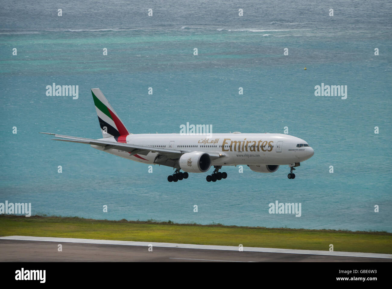 Un Unis Boeing 777-200LR s'approche de la piste en les Seychelles Banque D'Images