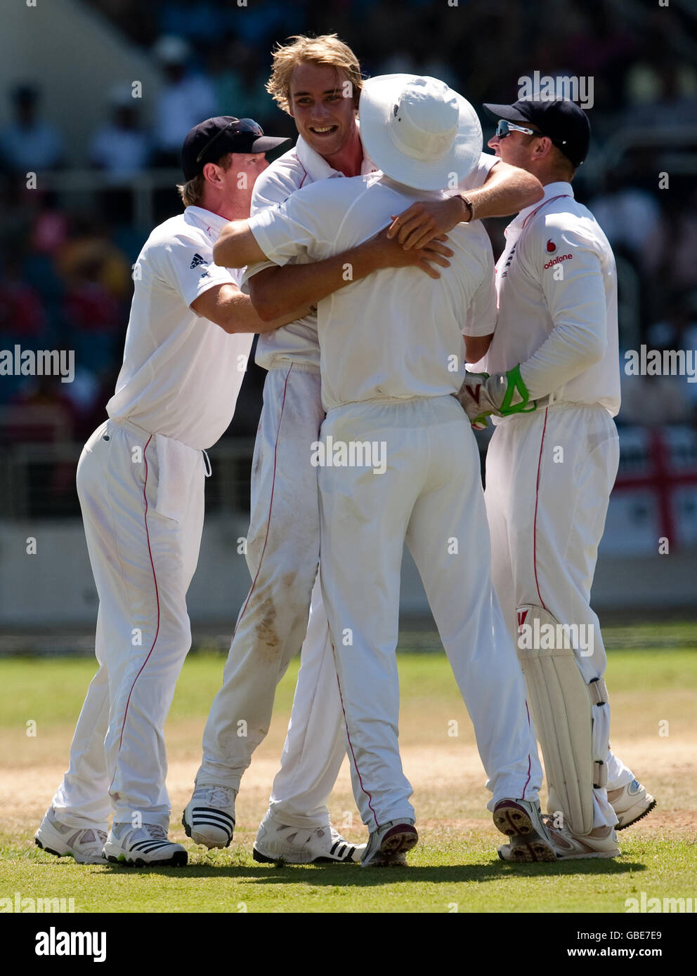 Stuart Broad, en Angleterre, célèbre le départ du capitaine indien de l'Ouest Chris Gayle (non représenté) lors du premier test à Sabina Park, Kingston, en Jamaïque. Banque D'Images