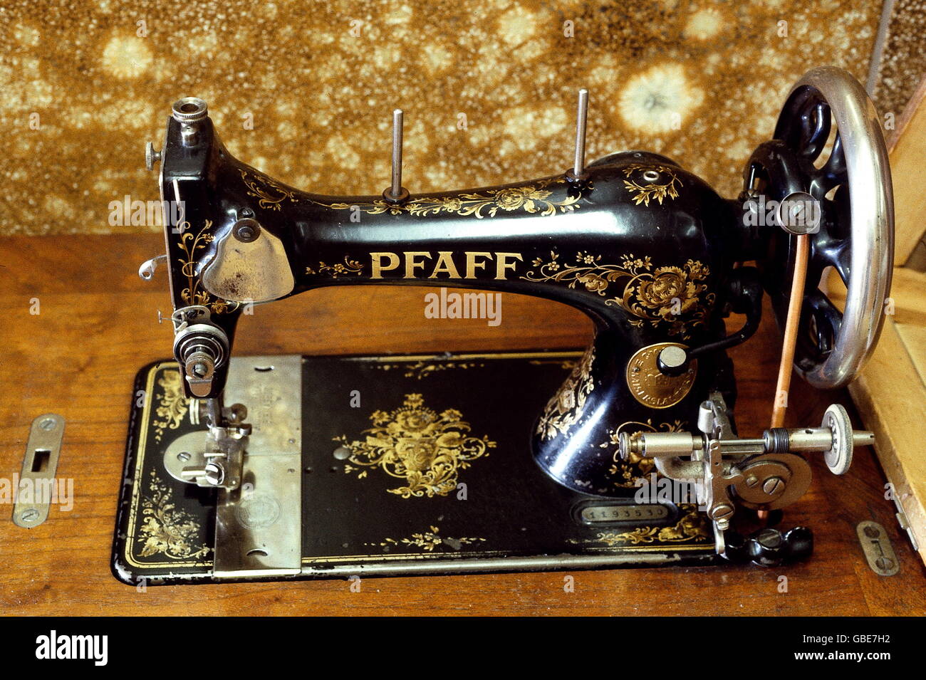 Ménage, couture, machine à coudre Pfaff, avec ornements dorés