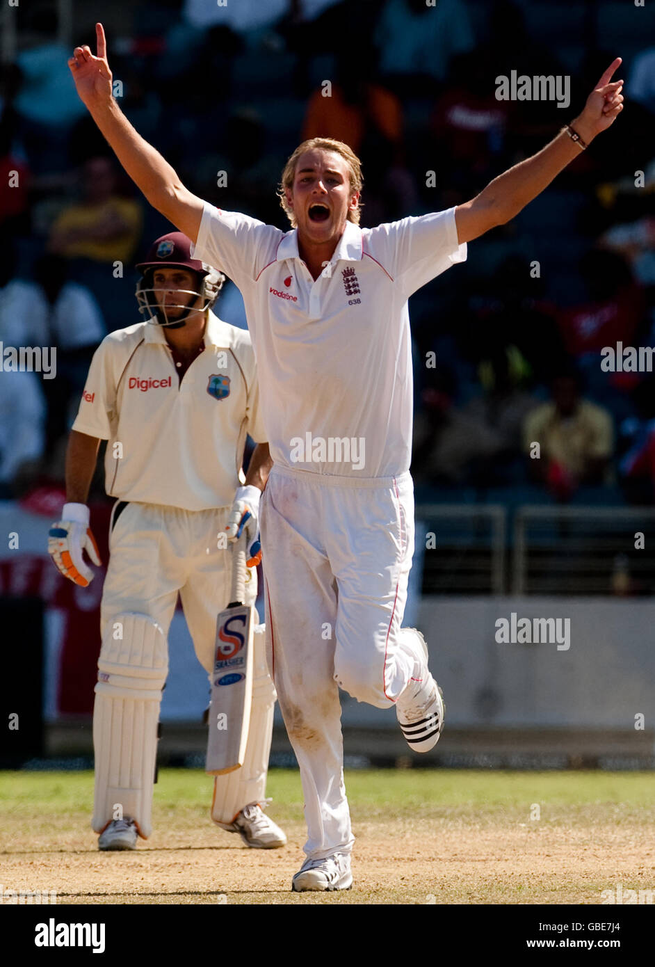 Stuart Broad, en Angleterre, célèbre le rejet de Shivnarine Chanderpaul des Indes occidentales lors du premier test à Sabina Park, à Kingston, en Jamaïque. Banque D'Images
