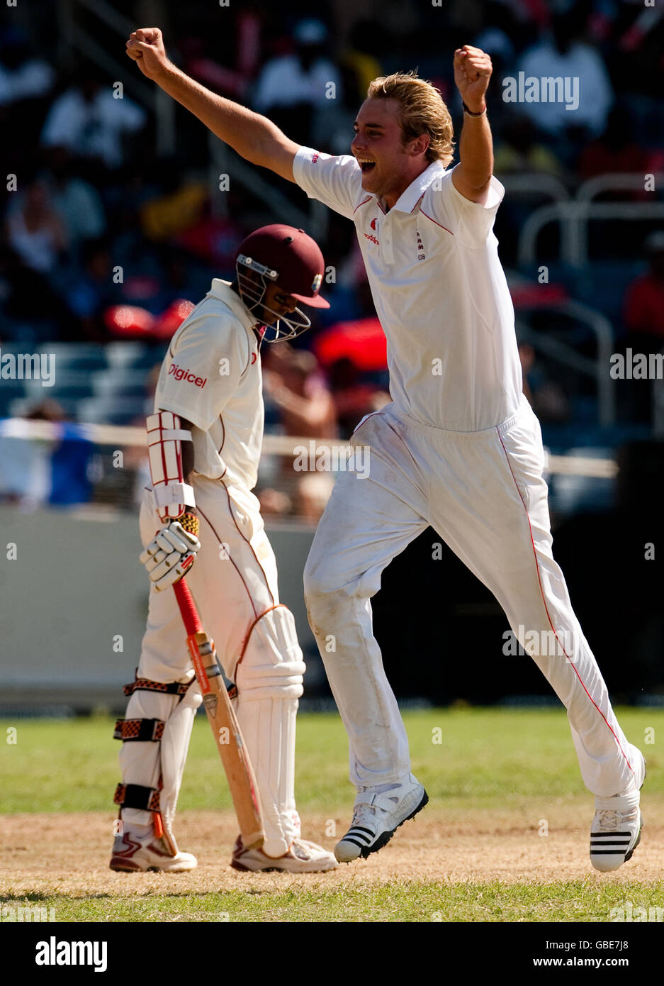 Cricket - Premier test - troisième jour - Antilles / Angleterre - Sabina Park - Kingston - Jamaïque.Le Stuart Broad d'Angleterre célèbre le rejet de Shivnarine Chanderpaul des Indes occidentales lors du premier test à Sabina Park, Kingston, Jamaïque. Banque D'Images