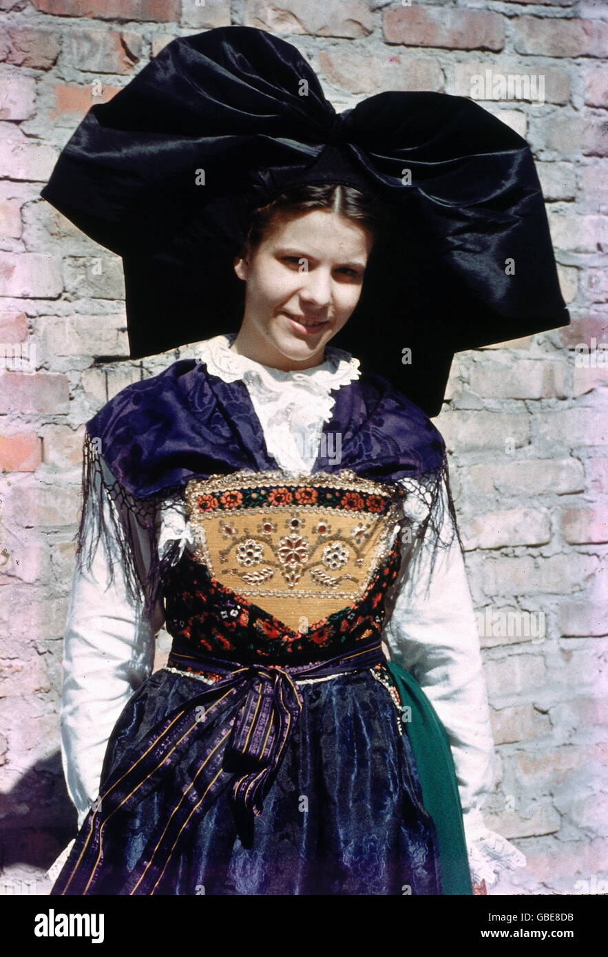 Femme alsacienne costume Banque de photographies et d'images à haute  résolution - Alamy