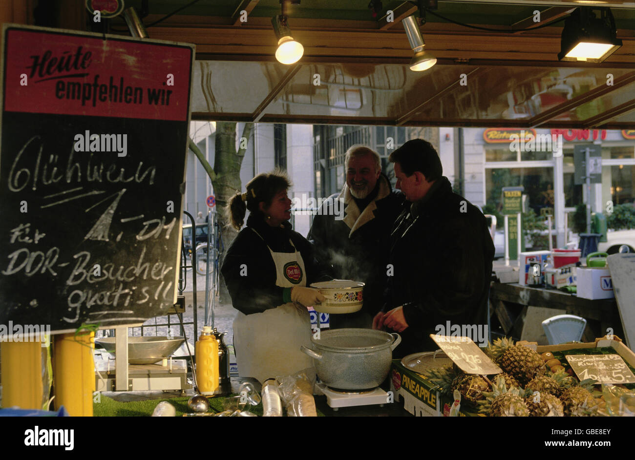 Géographie / voyage, Allemagne, visiteurs de l'Allemagne de l'est à Hambourg, nourriture et boire gratuitement, novembre 1989, droits supplémentaires-Clearences-non disponible Banque D'Images