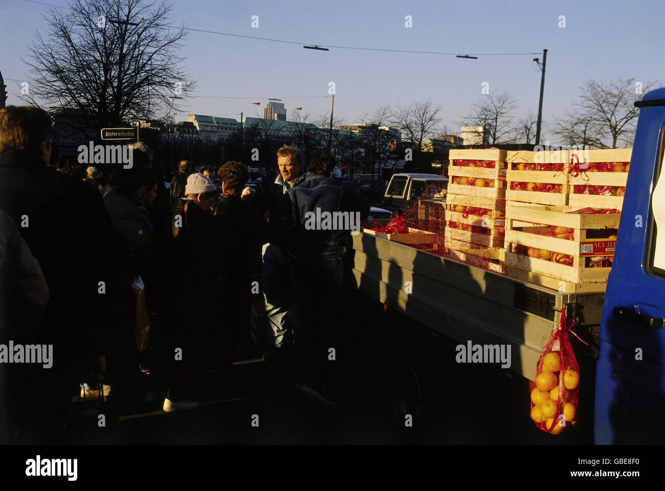 Géographie / Voyage, Allemagne, visiteurs de l'Allemagne de l'est à Hambourg, vente de fruits à Jungfernstieg, novembre 1989, droits supplémentaires-Clearences-non disponible Banque D'Images