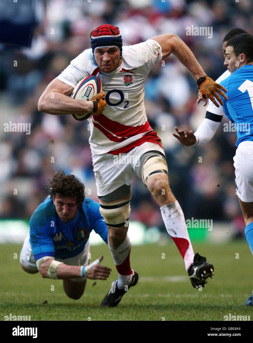Nick Kennedy, de l'Angleterre, traverse la défense italienne lors du match des RBS 6 Nations à Twickenham, Twickenham. Banque D'Images