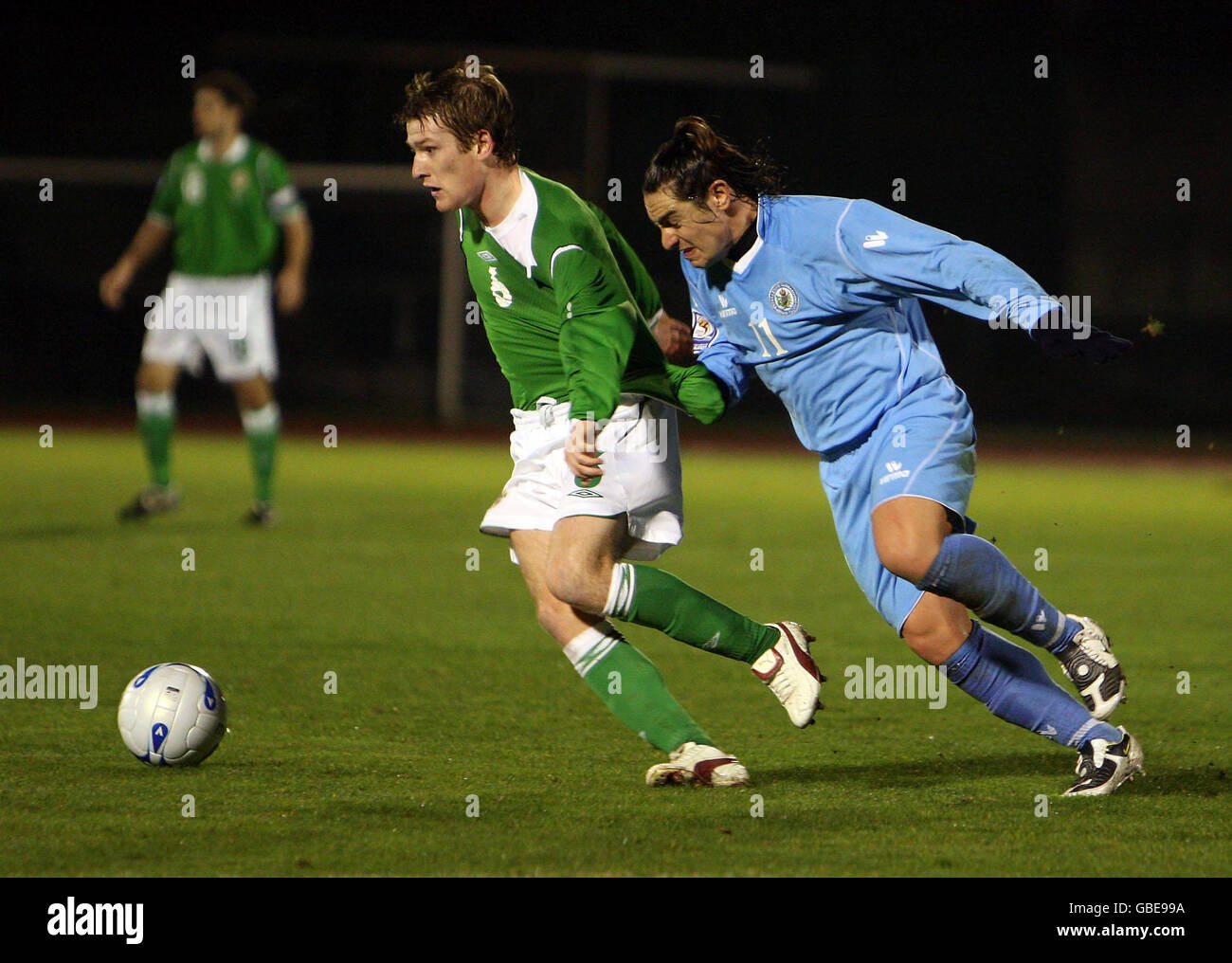 Steven Davis, d'Irlande du Nord, s'est disputée avec Michelle Marani, de Saint-Marin, lors du match de qualification de la coupe du monde au stade olympique de Saint-Marin, en Italie. Banque D'Images