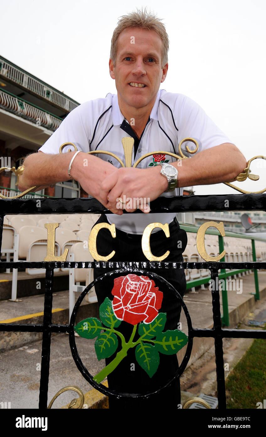 Peter Moores, entraîneur en chef du New Lancashire County Cricket Club, lors de la conférence de presse au Old Trafford Cricket Ground, Manchester. Banque D'Images