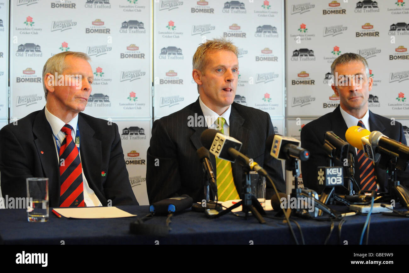 Peter Moores (au centre) est dévoilé en tant que nouvel entraîneur en chef du club de cricket du comté de Lancashire, aux côtés du directeur général Jim Cumbes et du directeur du cricket Mike Watkinson (à droite) lors de la conférence de presse au terrain de cricket d'Old Trafford, à Manchester. Banque D'Images