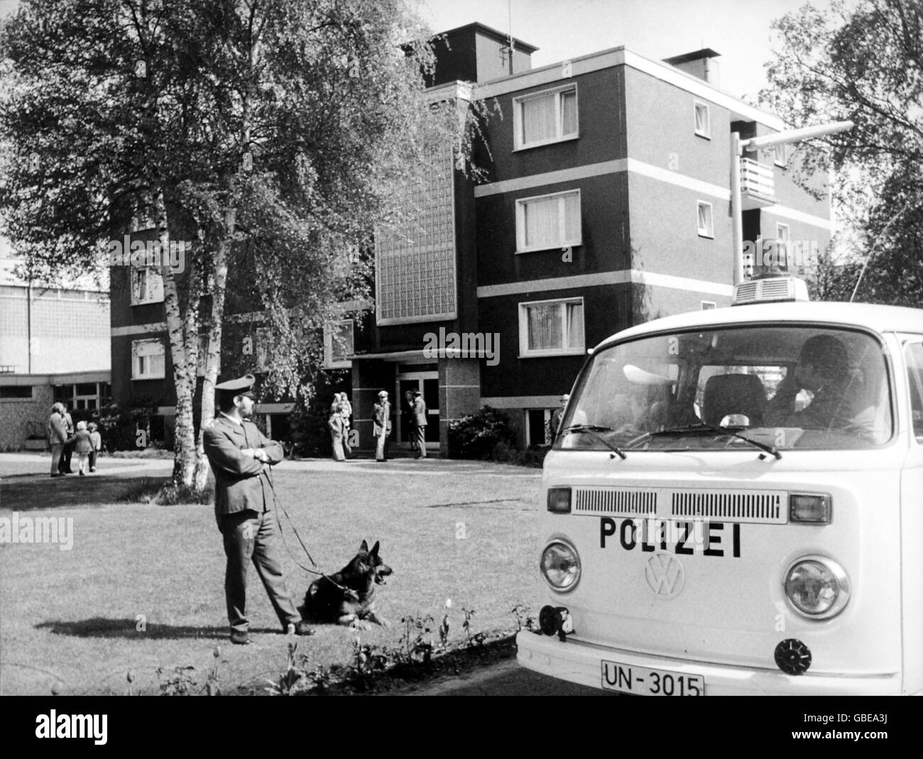 Football - coupe du monde Allemagne de l'Ouest 1974.Les policiers allemands gardent le quartier général de l'équipe d'Allemagne de l'Ouest avant l'arrivée de l'équipe Banque D'Images