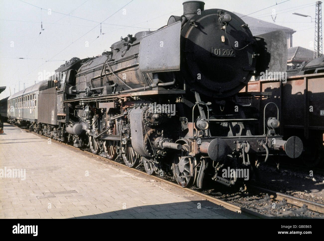 Transport / transport, chemin de fer, locomotives, Lok 01202 bw Hof vor D 145 à la gare de Regensburg, 19.10.1967, droits additionnels-Clearences-non disponible Banque D'Images