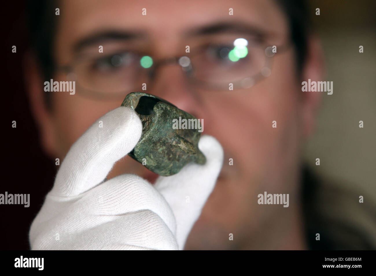 Gardien d'archéologie Brett Thorn regarde les haches d'âge de bronze 'inestimable' qui doivent être exposés au musée du comté de Buckinghamshire à Ayelsbury, après qu'un voleur les ait vendues sur eBay. Banque D'Images