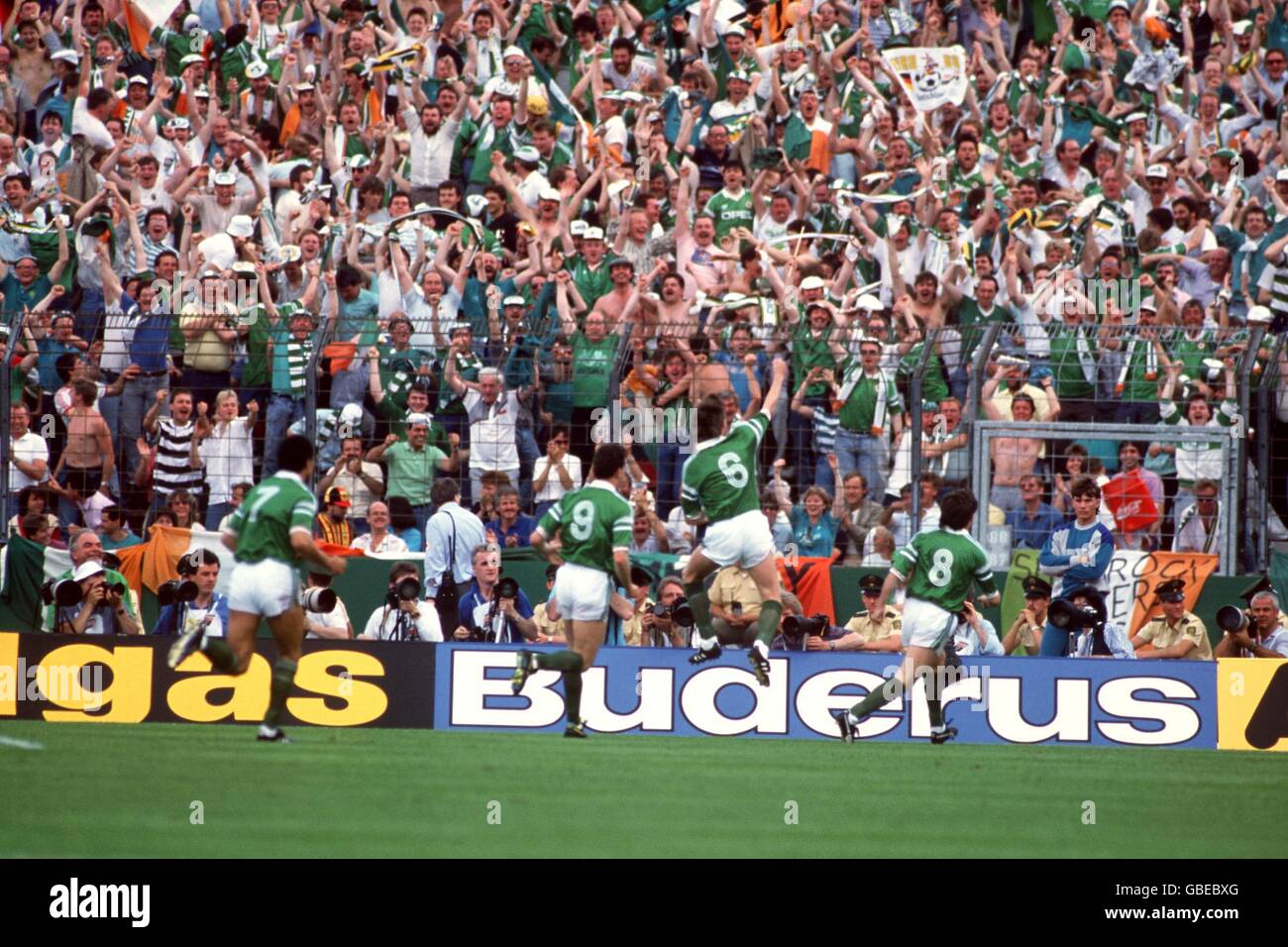 Football - Championnats d'Europe - Euro 88 Allemagne de l'Ouest - Groupe deux - Irlande / Angleterre - Neckarstadion.Les joueurs et les fans irlandais célèbrent Banque D'Images