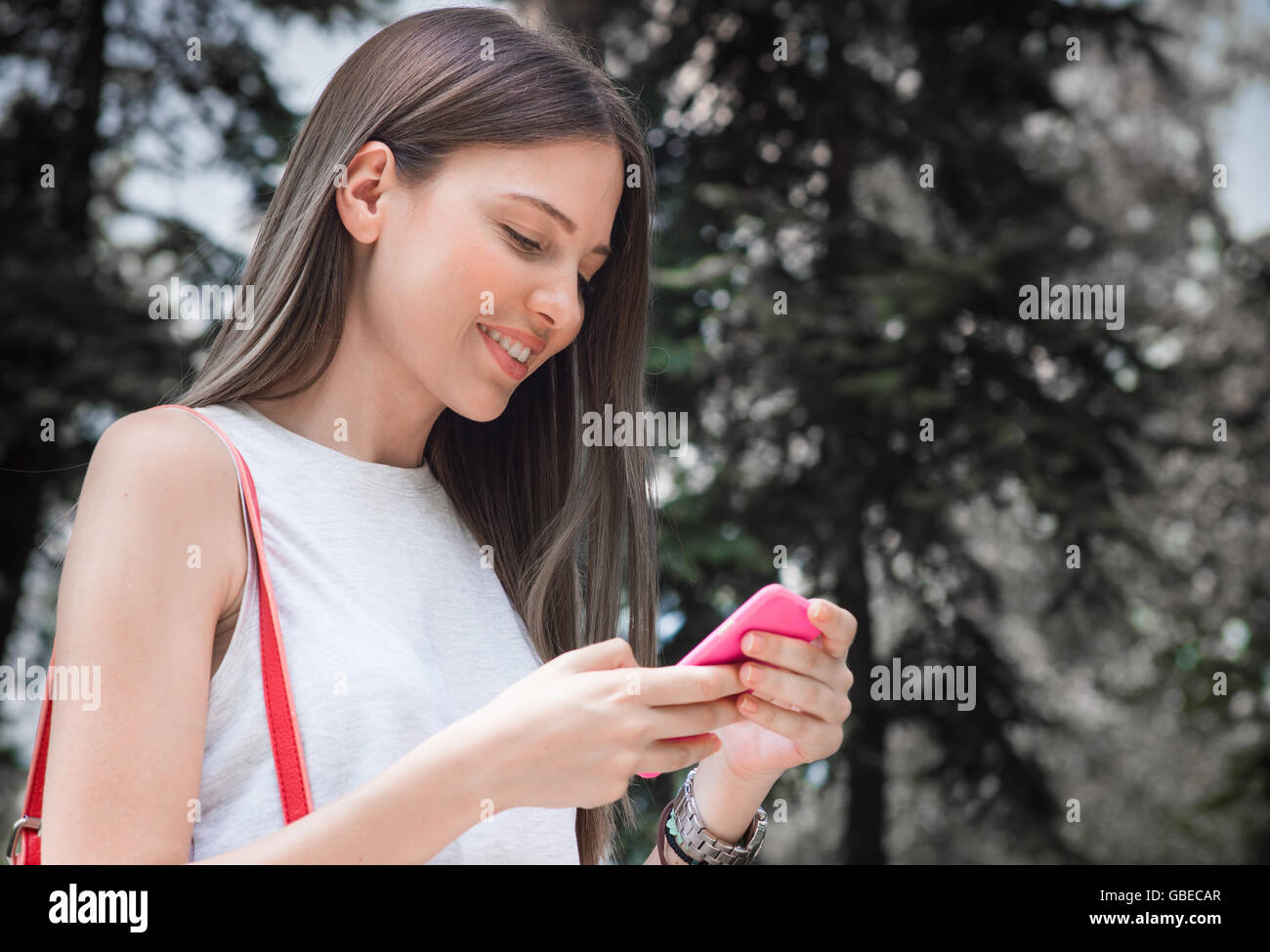 Pretty girl using mobile phone Banque D'Images