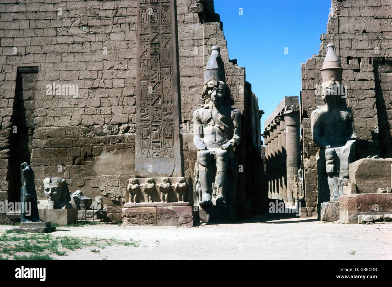 Géographie / Voyage, Egypte, Luxor, temple de Louxor (temple d'Amun-Ra), statues du roi Ramses II (vers 1290 - 1224 av. J.-C., dynastie de 19h), droits supplémentaires-Clearences-non disponible Banque D'Images