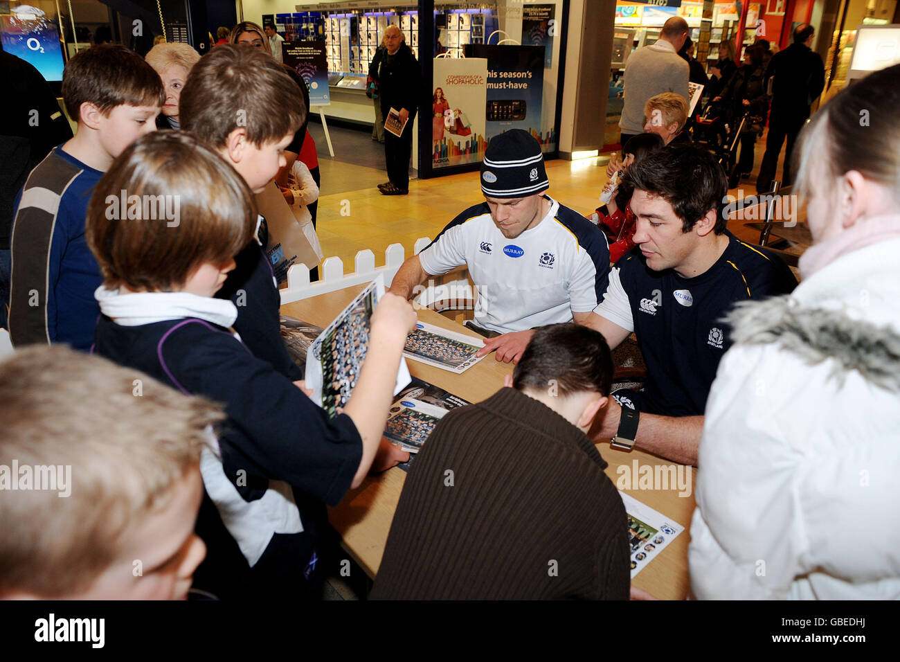 Nathan Hines (à droite) et Simon Webster (à gauche) signent des autographes pour les fans lors d'une journée de rugby à l'Ocean terminal, Édimbourg. Banque D'Images