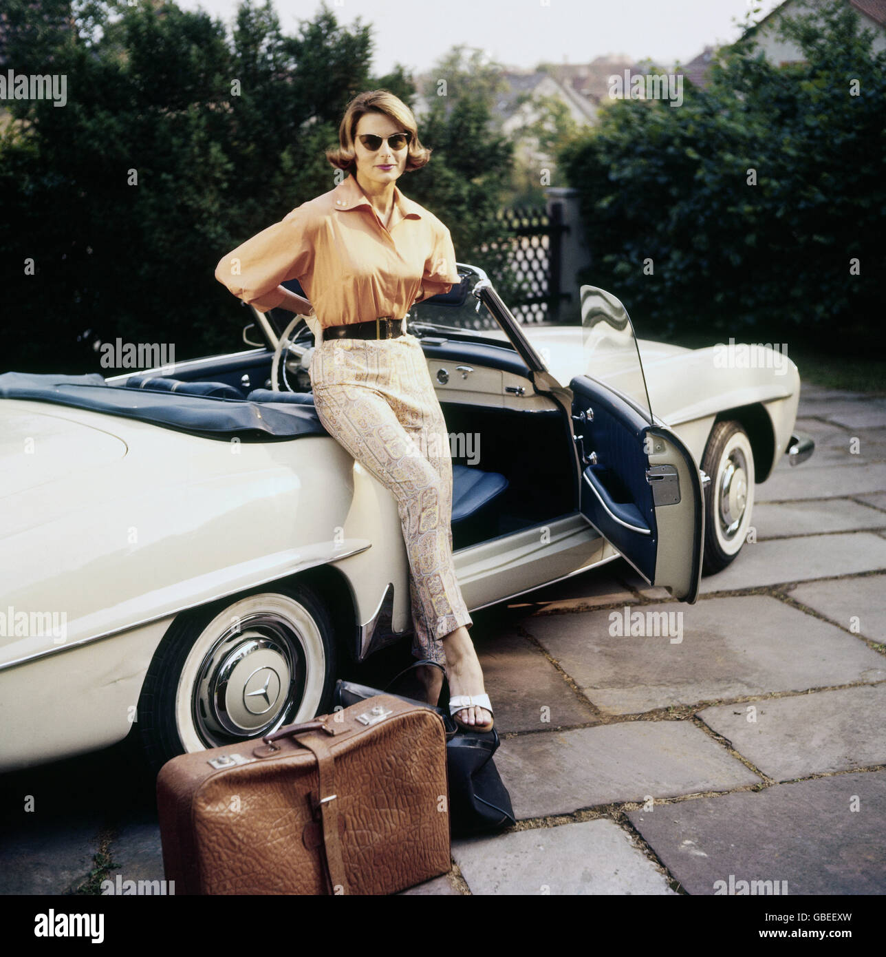 Transport / transport, voiture, variantes de véhicule, Mercedes Benz, femme est penchée à un cabriolet, années 1950, , droits additionnels-Clearences-non disponible Banque D'Images