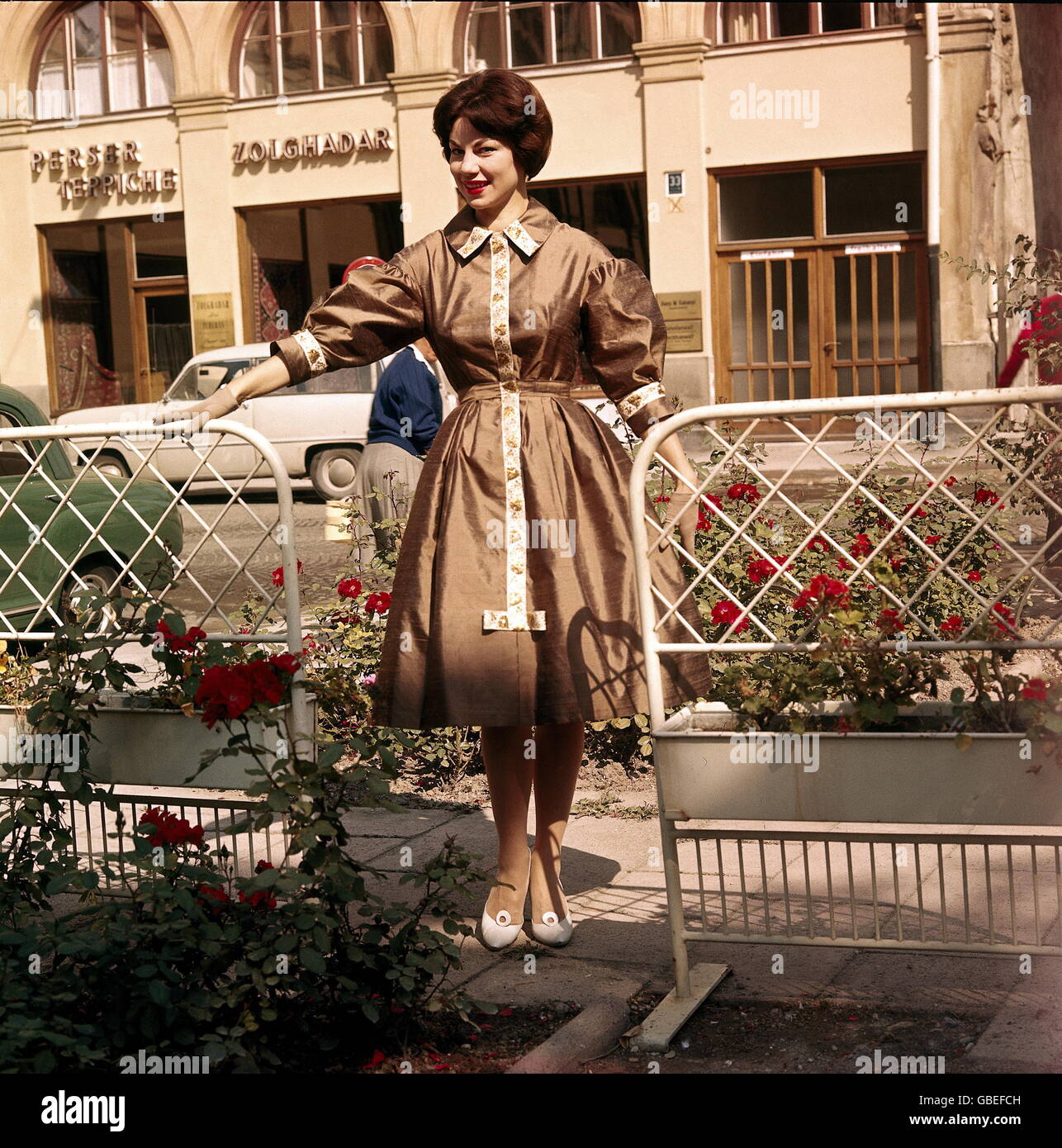 Mode, années 1950, mode pour femmes, femme portant une robe avec ruban de  bouton, droits supplémentaires-Clearences-non disponible Photo Stock - Alamy