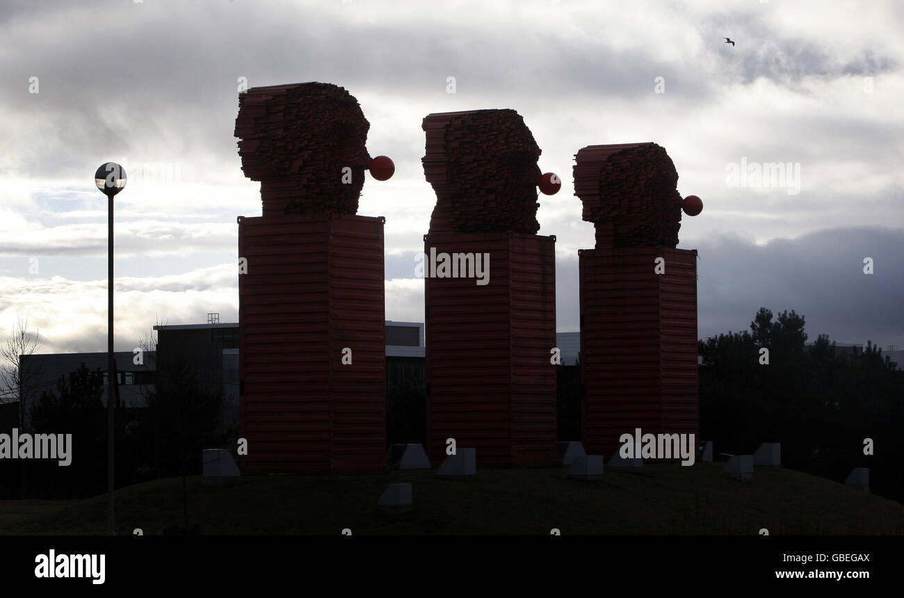 Un nez rouge attaché à une sculpture en métal au Trilogy Business Park près de Holytown en Écosse. Banque D'Images