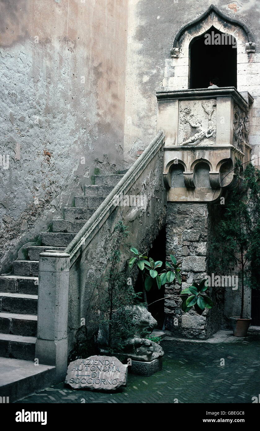 Géographie / Voyage, Italie, Sicile, Taormina, Palazzo Corvaia, Construit: 13ème / 14ème siècle, cour intérieure, roman, escaliers romains, droits supplémentaires-Clearences-non disponible Banque D'Images