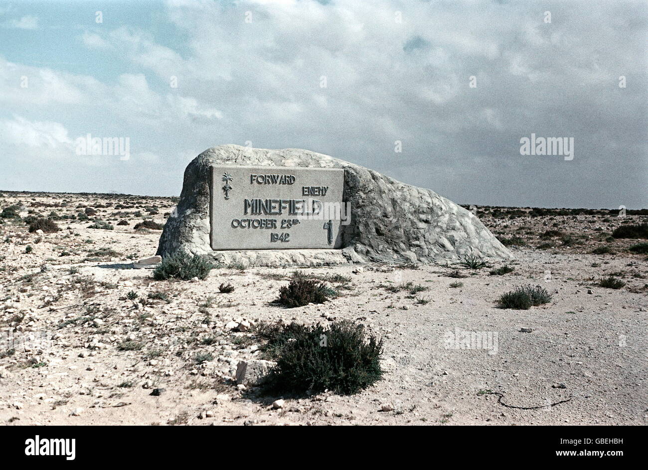 Géographie / Voyage, Egypte, El Alamein, pierre commémorative, érigé le 23.10.1942 en souvenir de la bataille de la Seconde Guerre mondiale, signe d'avertissement d'un champ de mines allemand, photo prise en 1956, droits additionnels-Clearences-non disponible Banque D'Images