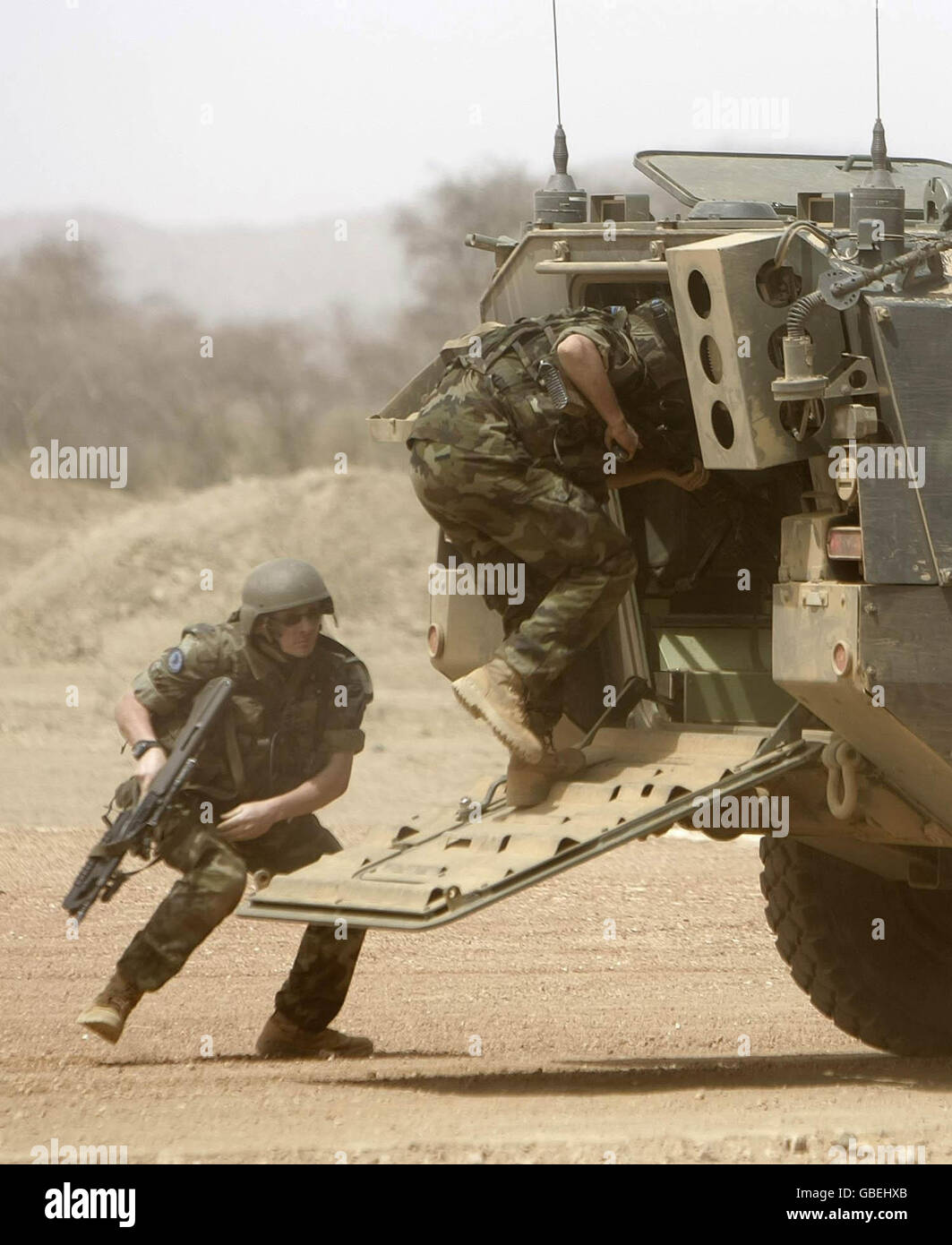 Les soldats irlandais répètent des exercices d'entraînement au camp de Caira dans la région de Goz Beida au Tchad où les troupes irlandaises effectuent une mission de maintien de la paix EUFOR. Banque D'Images