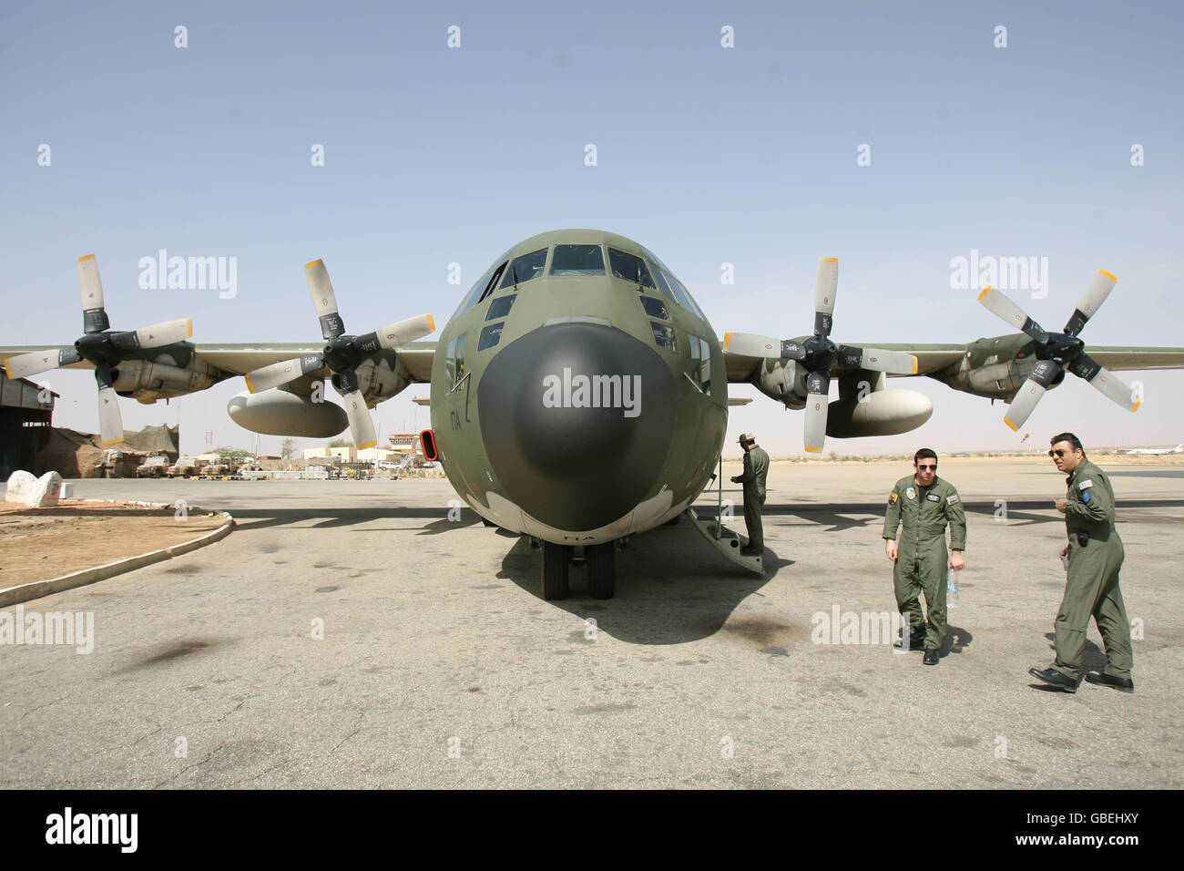 Un avion de transport grec de l'Airforce C130 dans la région d'Abeche au Tchad où les troupes irlandaises effectuent une mission de maintien de la paix EUFOR. Banque D'Images