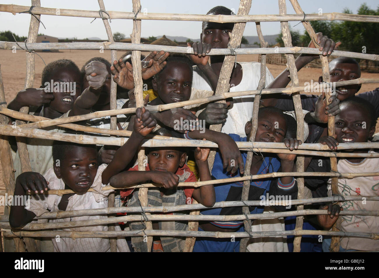 Réfugiés soudanais dans le camp d'Jabal au Tchad, qui est sous la protection des troupes irlandaises dans le cadre de leur mission de maintien de la paix EUFOR en cours. Banque D'Images