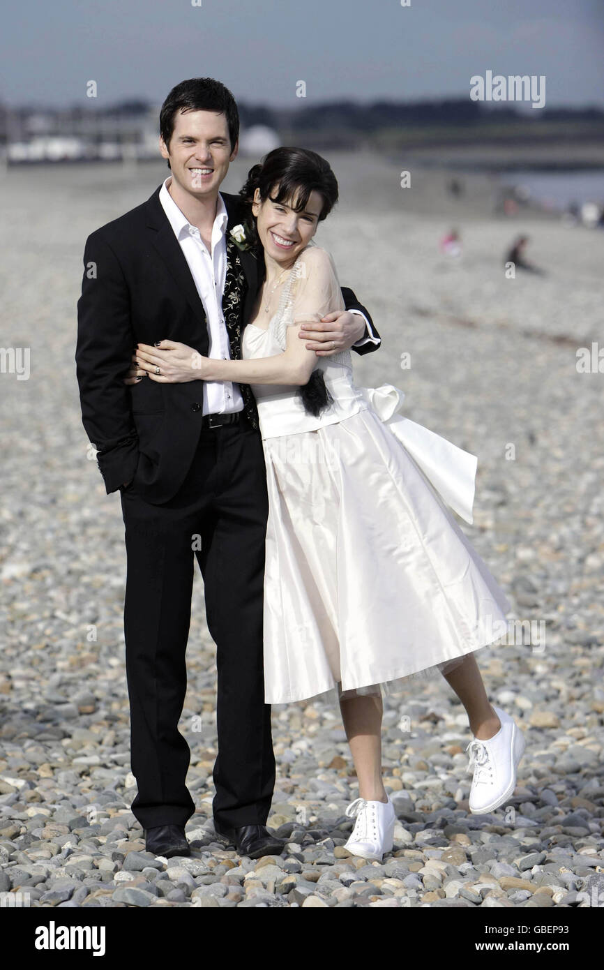 Les acteurs Tom Riley et Sally Hawkins font une pause dans le tournage de leur nouveau film « Happy Ever Afters » à Bray, Co Wicklow. Banque D'Images