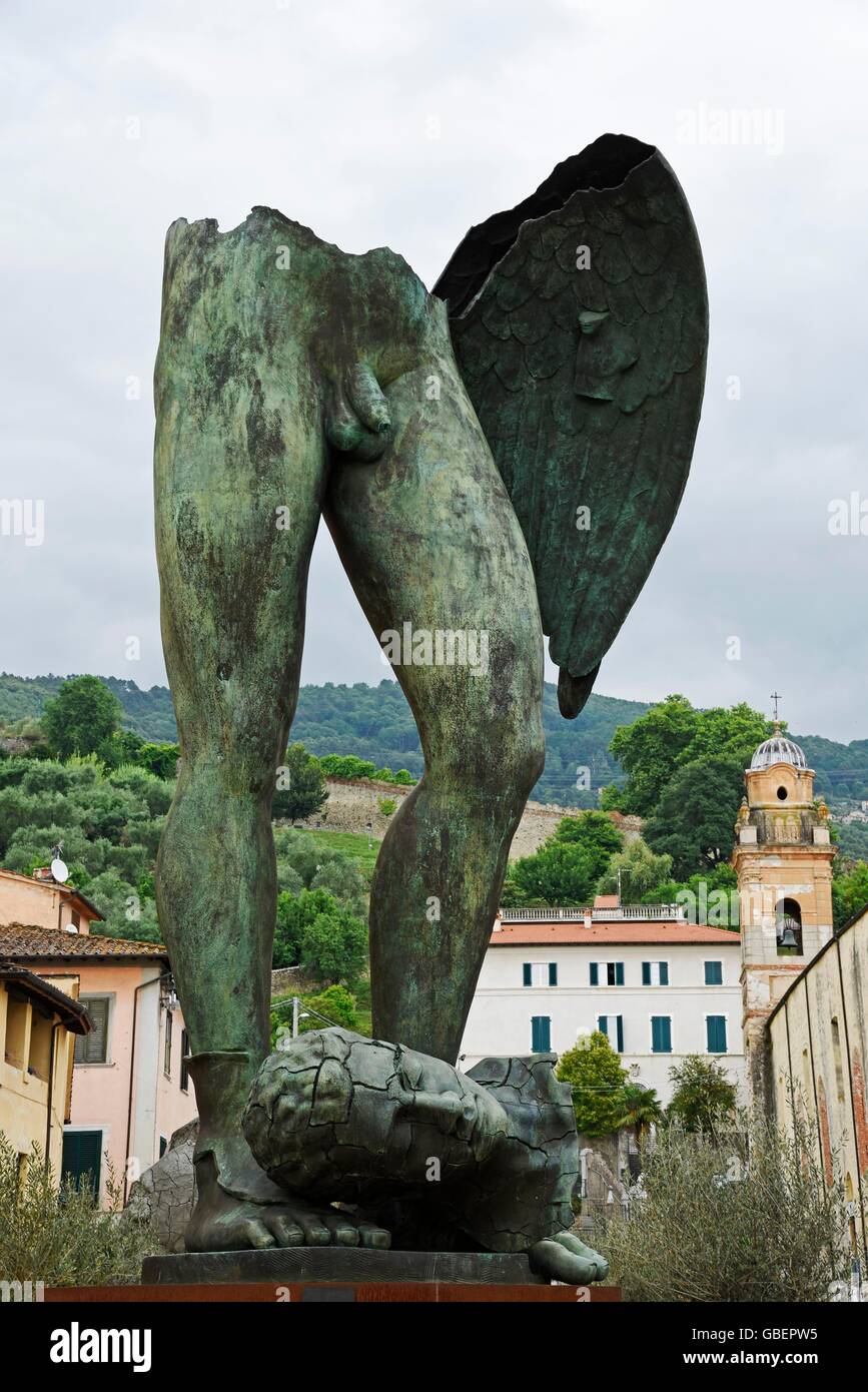 Sculpture, sculpteur, Igor Mitoraj, place de la cathédrale, Pietrasanta, Province de Lucca, Toscane, Italie Banque D'Images