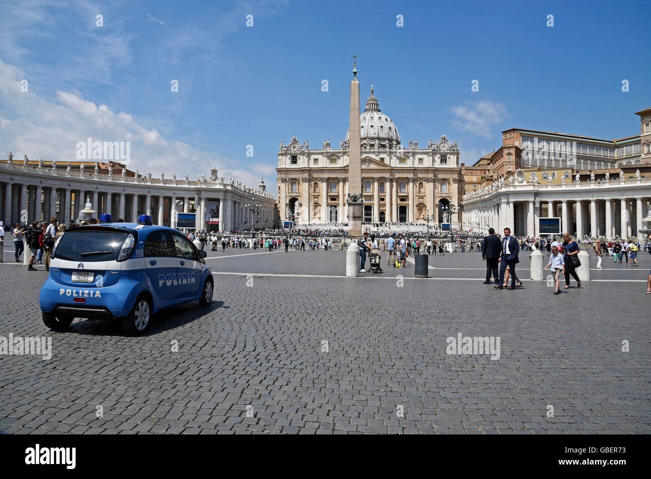 Voiture de police, la police, les touristes, Basilica di San Pietro, la Basilique St Pierre, la basilique, la Piazza di San Pietro, St Peter's Square, St Peter's square, Vatican, Banque D'Images