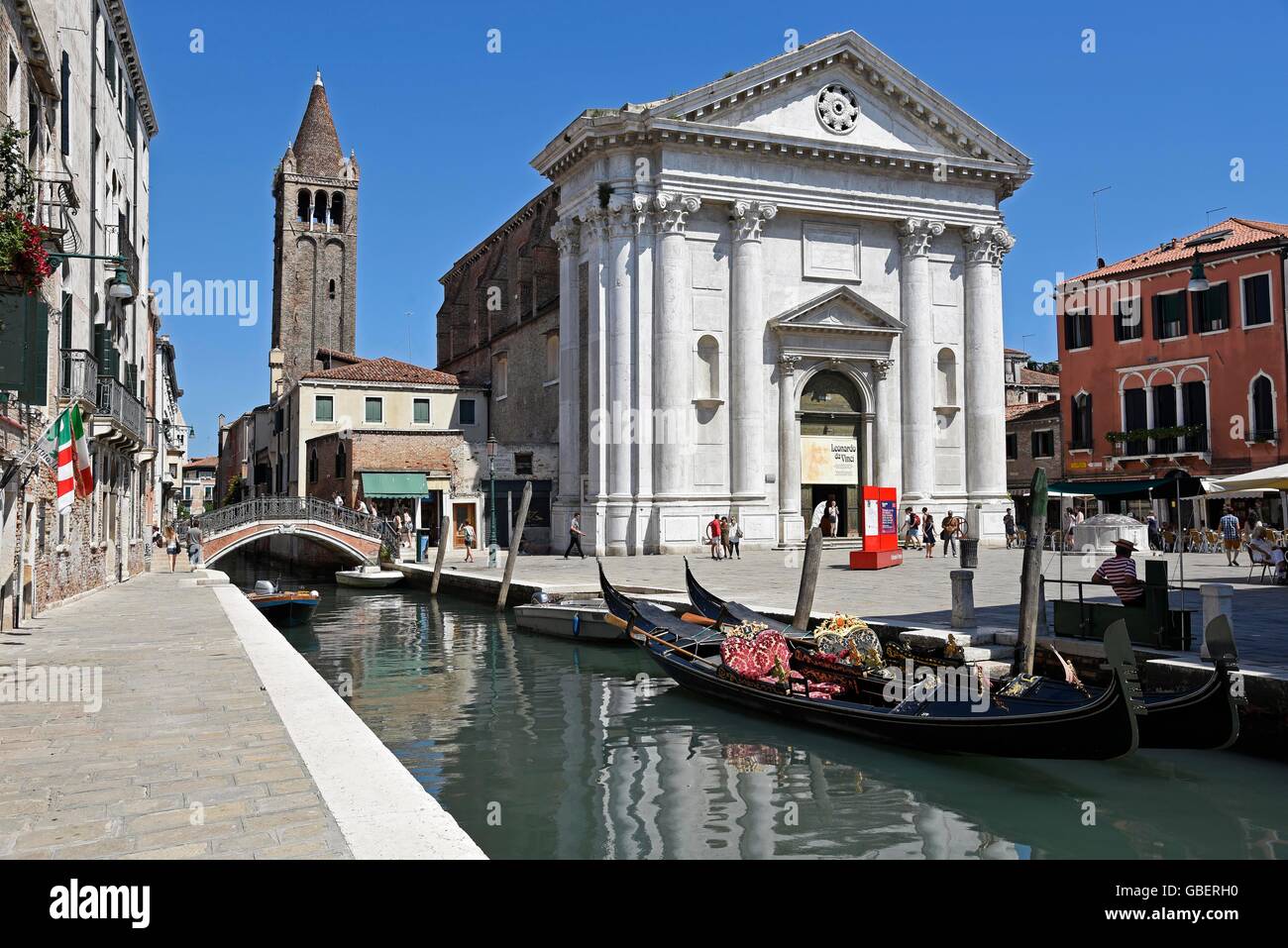 San Barnaba, église, Campo, carré, gondoles, Canal, Venice, Venice, Veneto, Italie Banque D'Images