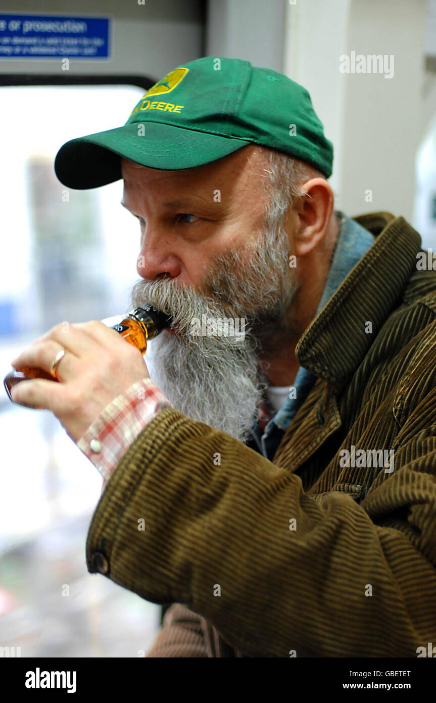 Seasick Steve, nominé aux Brit Awards, prend un verre dans le tube en route pour busk dans la station de métro Earls court avant la cérémonie de ce soir. Banque D'Images