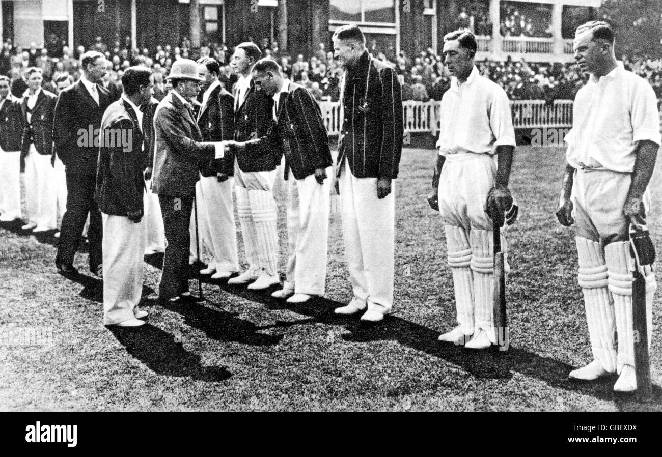 Cricket - deuxième test - Angleterre / Afrique du Sud - Premier jour.Le capitaine d'Afrique du Sud Herby Wade (l) présente son équipe de HRH King George V avant le début de la première journée de jeu Banque D'Images