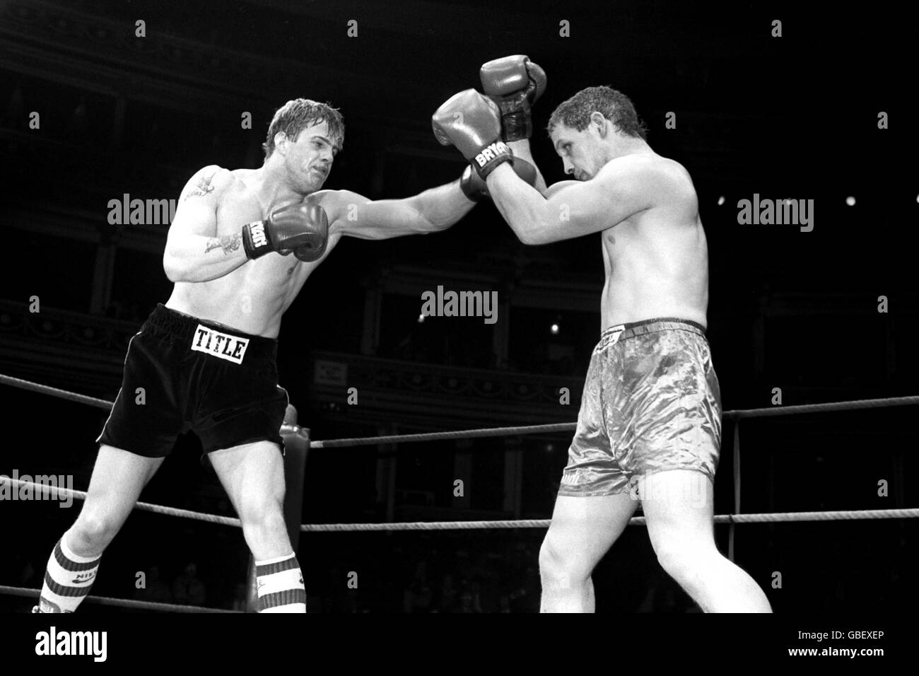 Boxe - combat lourd - Glenn McCrory v Rudi Pika.Rudi Pika (r) garde haut comme Glenn McCrory (l) jabs provisoirement Banque D'Images