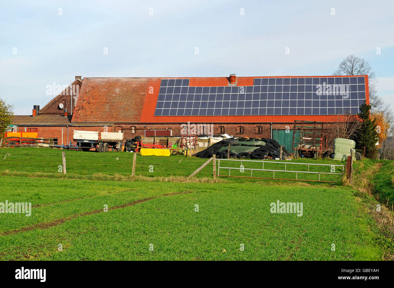Centrale solaire photovoltaïque, ferme, région Munsterland, Rhénanie du Nord-Westphalie, Allemagne / Münsterland, système d'énergie solaire, photovoltaïque Banque D'Images