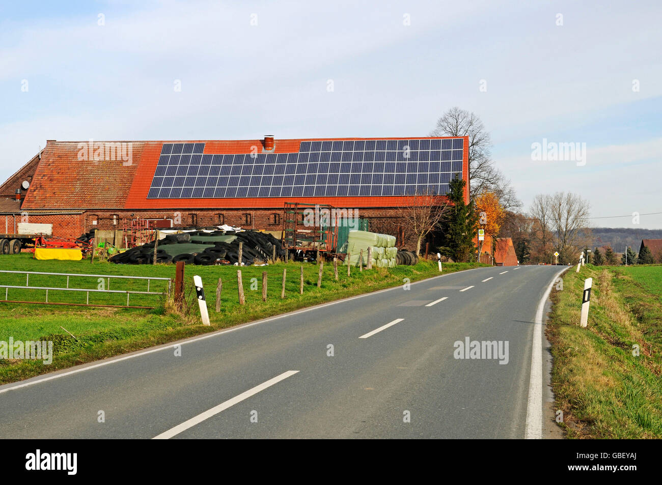 Centrale solaire photovoltaïque, ferme, région Munsterland, Rhénanie du Nord-Westphalie, Allemagne / Münsterland, système d'énergie solaire, photovoltaïque Banque D'Images