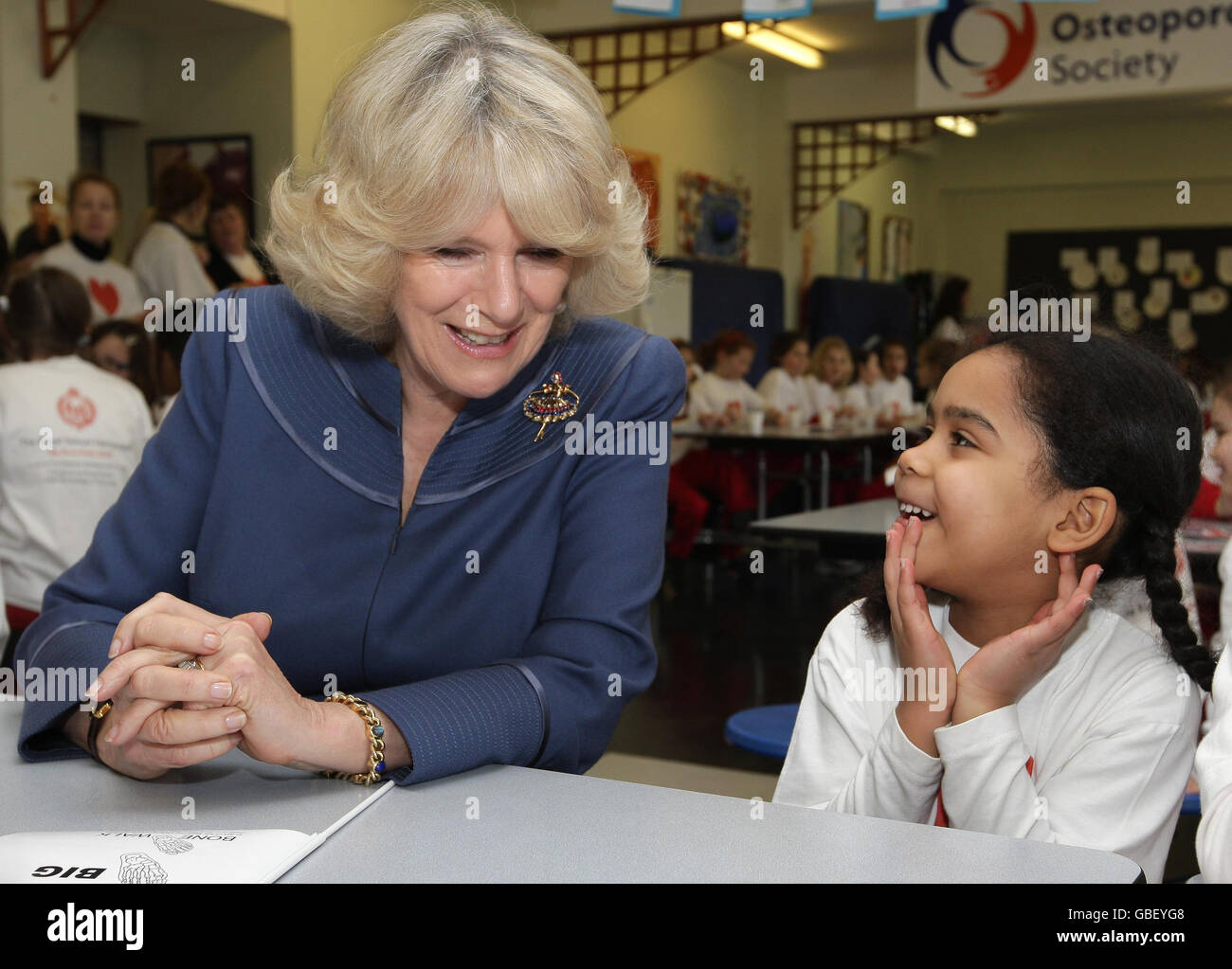 La duchesse de Cornwall parle à l'élève de la Royal School Vera Cohen, 5 ans, lors d'une visite à la Royal School, Hampstead, Londres, pour rencontrer le personnel et les élèves qui participent à une « Big Bone Walk » pour recueillir des fonds pour la National Ostéoporose Society. Banque D'Images