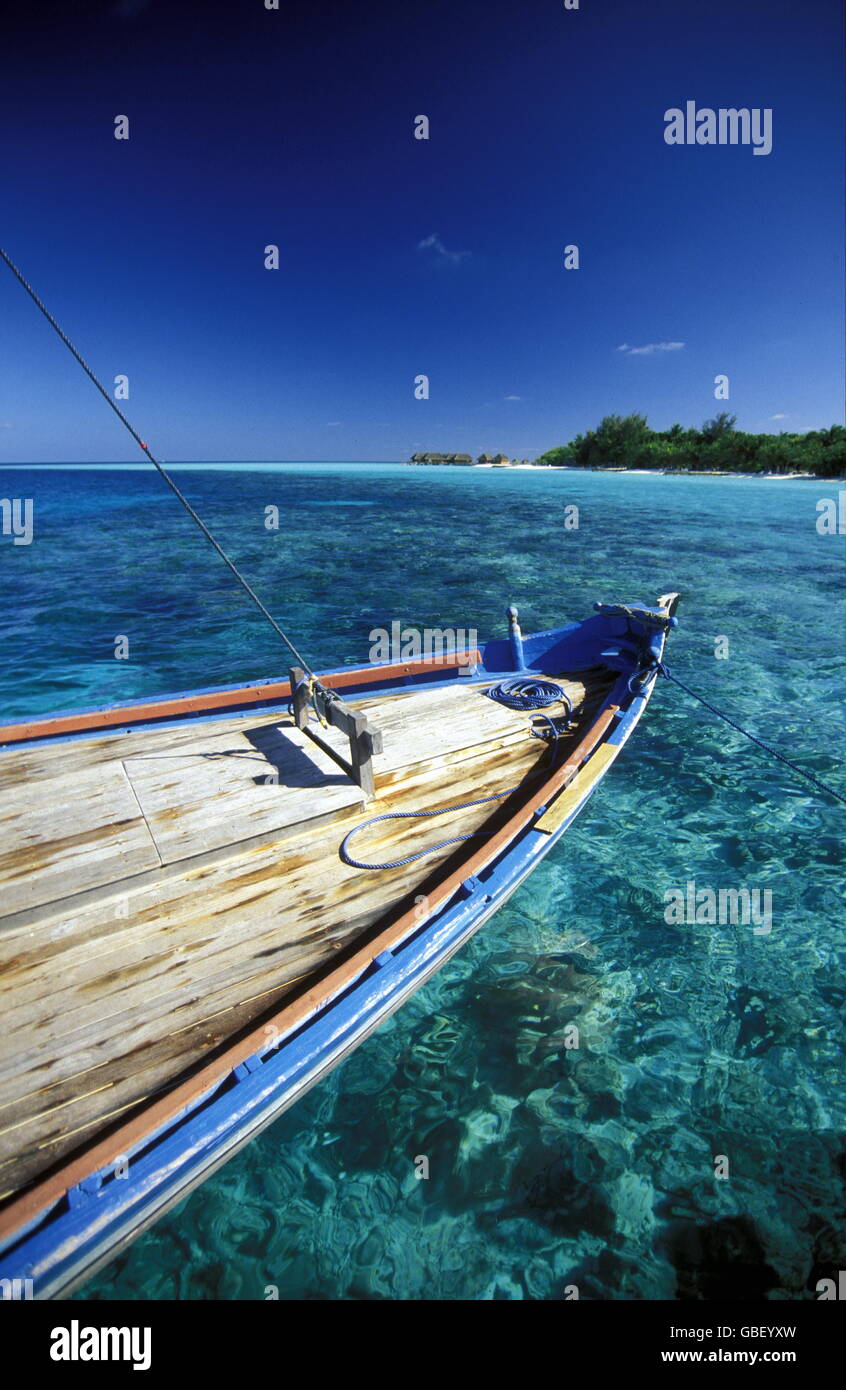 Un dhoni bateau sur la côte de l'île et de l'Atoll Maldives îles dans l'océan indien. Banque D'Images